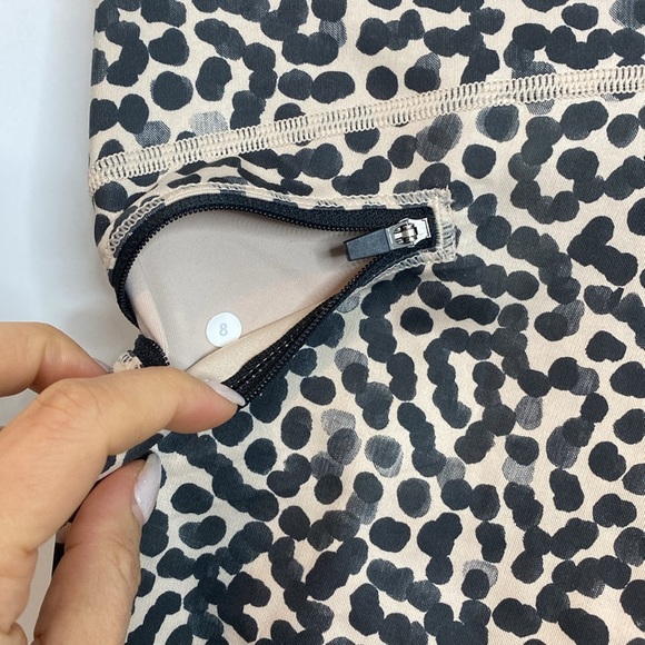 LULULEMON - Leopard Print Crop Leggings - size 8 - 18in inseam - Picture 5 of 5